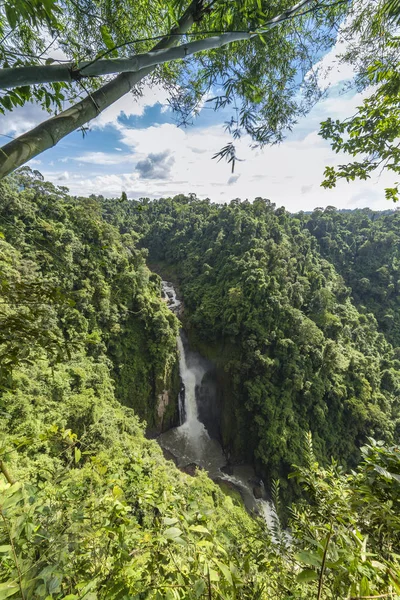 Cascada en la montaña — Foto de Stock