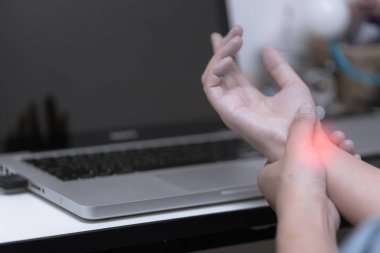 Office Sendromu belirti yaralanma genç kadındır
