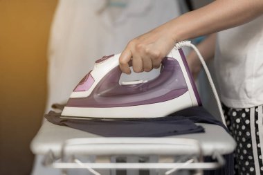 Genç kadın onun bezler Buharlı Ütü kullanıyor