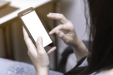 Genç kadın smartphon rahatlatıcı kullanmaktır