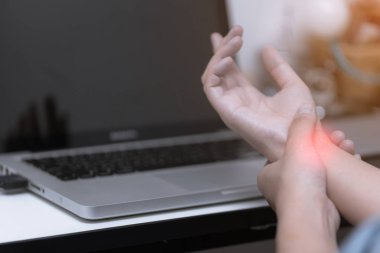 Office Sendromu belirti yaralanma genç kadındır