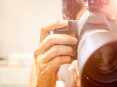 Yüksek anahtar fotoğraf fotoğrafçı Dslr fotoğraf makinesi kullanıyor