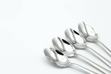 Gümüş kaşık ve çatal masada kapalı.