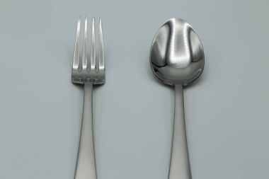 Gümüş kaşık ve çatal masada kapalı.