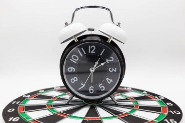 Vintage analog saat beyaz arka plan üzerinde izole kapalı.