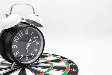 Vintage analog saat beyaz arka plan üzerinde izole kapalı.