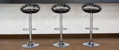 Üç tane bar sandalyeler