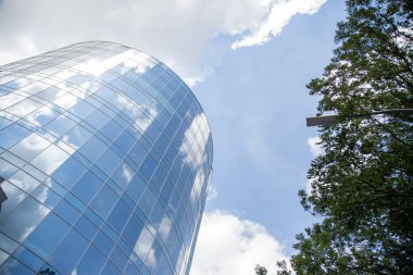 Gökyüzü yansıyan bina cam cephe