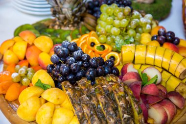 Ahşap tahta üzerinde çeşitli meyve