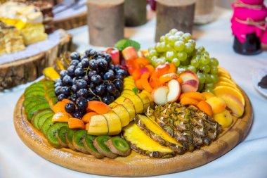 Ahşap tahta üzerinde çeşitli meyve