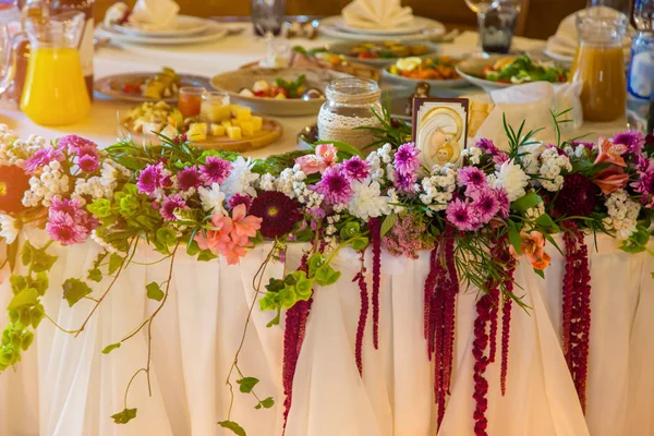 Bellissimi fiori sul tavolo nel giorno del matrimonio . — Foto Stock