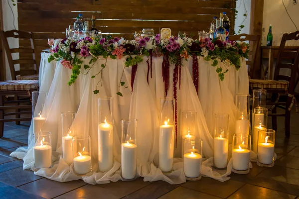 Muitas velas em vasos ao redor da mesa do banquete — Fotografia de Stock