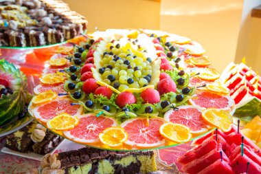 meyve ve sebze plaka üzerinde kesmek