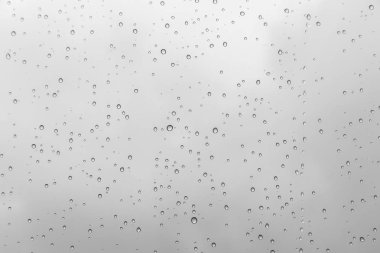 Camdaki yağmur damlaları