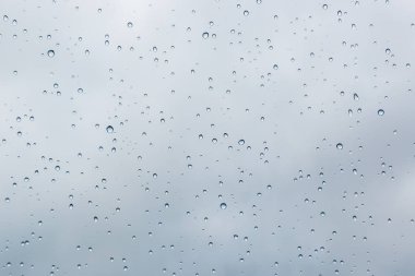 Camdaki yağmur damlaları