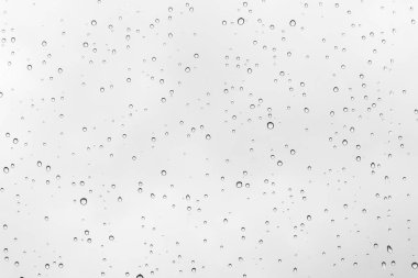 Camdaki yağmur damlaları