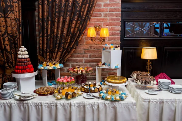 Dekore edilmiş Ziyafet çikolata paketiyle catering