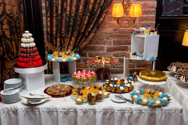 結婚式のための甘いテーブル。結婚式のお菓子とカラフルなテーブル — ストック写真