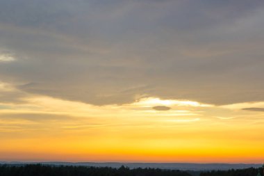 Gün batımı, gökyüzü sarısı. Dramatik gün batımı ve gündoğumu gökyüzü.
