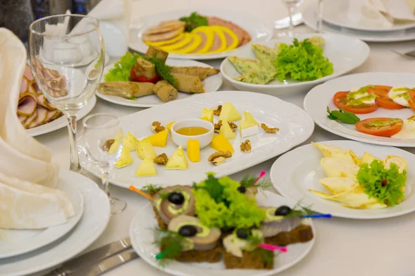 Corte de queijo em uma mesa de banquete, mesa de banquete belamente servida — Fotografia de Stock