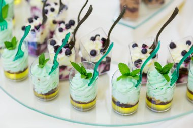 Bir düğün tatlı masasında. Şeker çubuğu