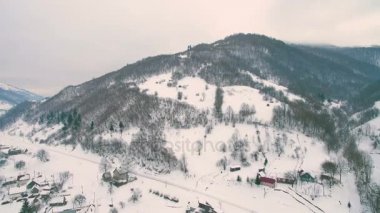 Gündüzleri ağır kar fırtına sonbahar kış zamanında 4 k dağ köyü konut ev kapsadığı
