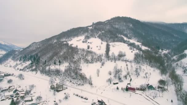 4 k bergsby med bostadshus omfattas av tung snö storm nedgången i vintertid av dag — Stockvideo