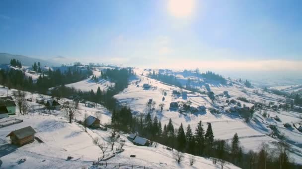 Vuelo sobre la carretera de montaña y el río en invierno — Vídeos de Stock