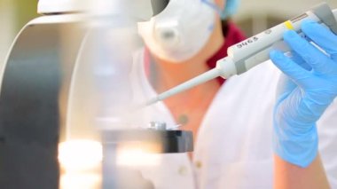 Örnekleri için araştırma mikroskobu bırakarak biyolog