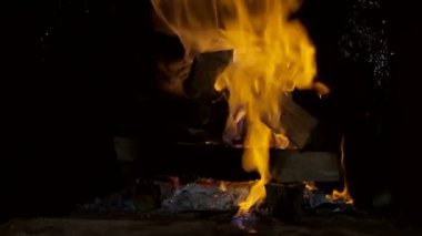 Alev fırın içinde. Fırında yanan odun