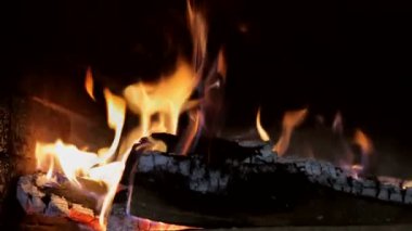 Alev fırın içinde. Fırında yanan odun