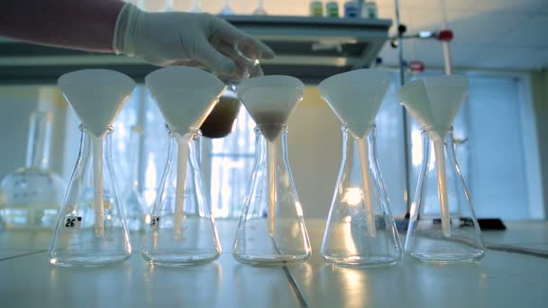 Фильтрация жидкости в лабораторном эксперименте — стоковое видео