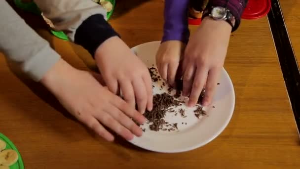 Fruta surtida en tablero de madera — Vídeo de stock