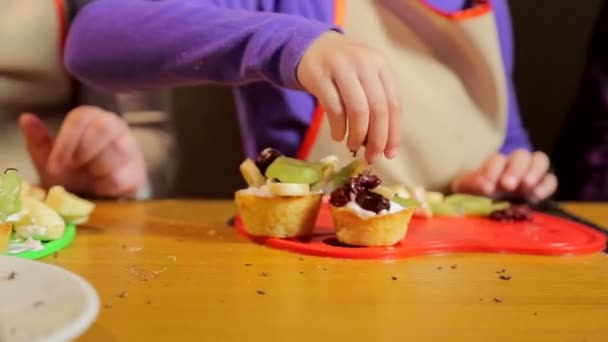 Frutta assortita su tavola di legno — Video Stock