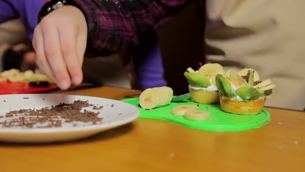 Assorted fruit on wooden board — Stock Video