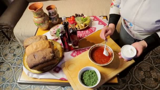 Pratos saborosos de comida tradicional ucraniana e russa preparados para um jantar de poucas pessoas . — Vídeo de Stock