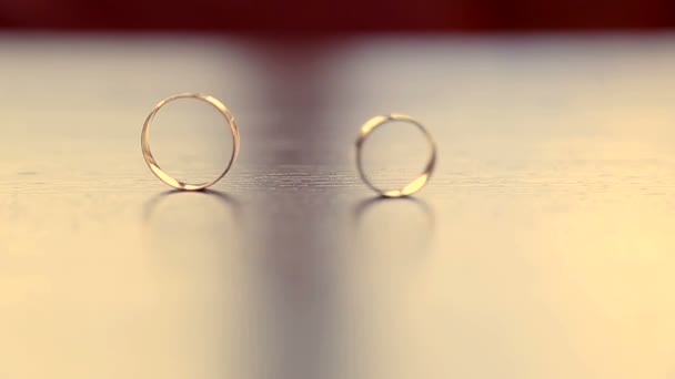 Snubní prsteny na stole — Stock video