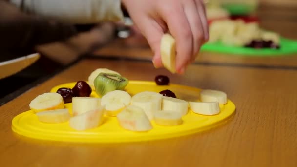 Frutas sortidas em tábua de madeira — Vídeo de Stock