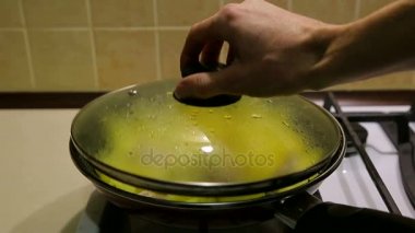 Bir tavada patates pişirme. Güzel kokulu patates kızartması
