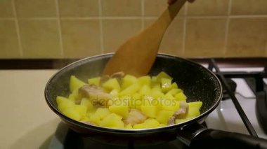 Bir tavada patates pişirme. Güzel kokulu patates kızartması