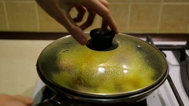 Bir tavada patates pişirme. Güzel kokulu patates kızartması