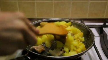 Bir tavada patates pişirme. Güzel kokulu patates kızartması