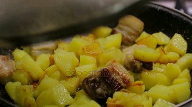 Yakın çekim. Bir tavada patates pişirme. Güzel kokulu patates kızartması
