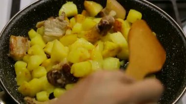 Yakın çekim. Bir tavada patates pişirme. Güzel kokulu patates kızartması