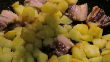 Yakın çekim. Bir tavada patates pişirme. Güzel kokulu patates kızartması