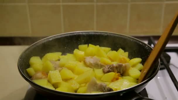 냄비에 감자 요리. 향기로운 튀긴된 감자 — 비디오