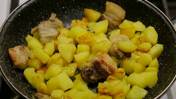 De cerca. Cocinar las patatas en una sartén. Patatas fritas fragantes — Vídeos de Stock