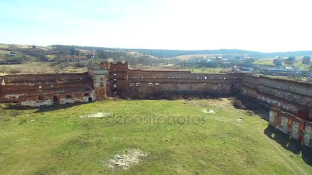 El viejo castillo en el campo. Drone de tiro — Vídeo de stock