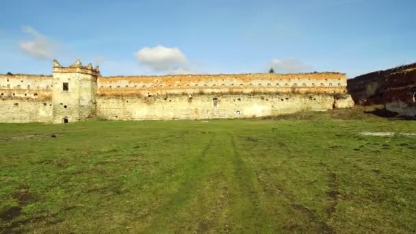 4k luchtfoto ruïnes van het oude kasteel op een zonnige dag — Stockvideo