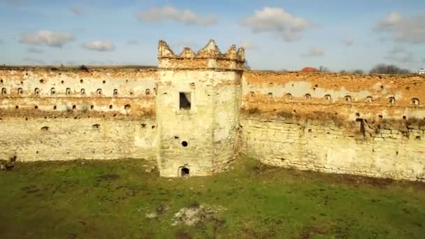 4k antenn ruinerna av det gamla slottet på en solig dag — Stockvideo
